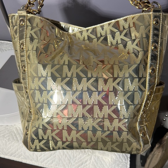 Michael Kors Delancy Pale Gold Mirror
Metallic Monogram Logo Tote EUC - Picture 13 of 17